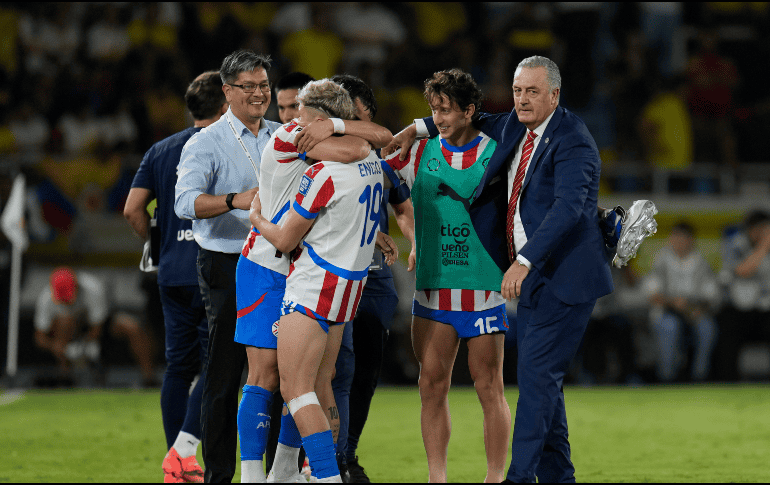 Los jugadores de Paraguay y el DT Gustavo Alfaro al final del partido contra Colombia por las eliminatorias del Mundial 2026. AP / F. Vergara