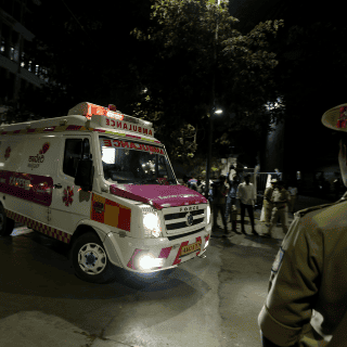 Estampida frente a un estadio en India deja múltiples heridos y posibles víctimas mortales