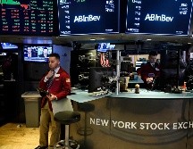 Así, al cerrar la Bolsa, el Dow Jones de Industriales cayó 0.22 %, para situarse en 42 mil 427 puntos, mientras que el tecnológico Nasdaq subía un 0.32 %, hasta 19.460 enteros y el selectivo S&P 500 registraba unas ganancias de un 0.01 %, hasta 5.970 unidades. AFP / ARCHIVO