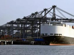 Los 22 miembros de la tripulación intentaron controlar las llamas pero al no conseguirlo, abandonaron la embarcación en un bote salvavidas y trasladados a un buque mercante cercano. AFP / ARCHIVO