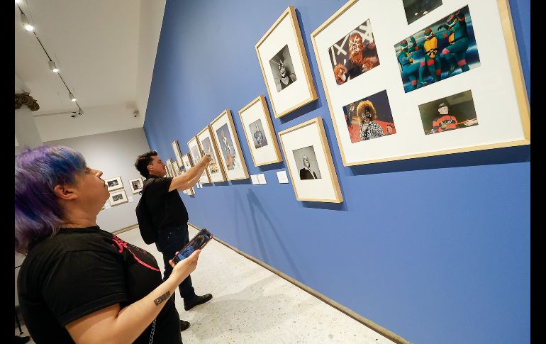 La muestra reúne alrededor de cien piezas, entre fotografías provenientes de la Colección y Archivo Fundación Televisa, dos pinturas de Sergio Arau de la Colección MUSA y documentos clave en la memoria visual y cultural del país. EL INFORMADOR / H. Figueroa