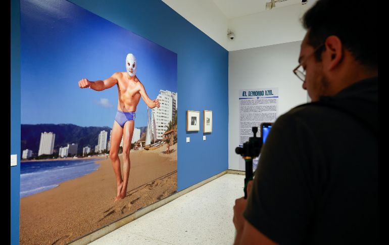 La muestra reúne alrededor de cien piezas, entre fotografías provenientes de la Colección y Archivo Fundación Televisa, dos pinturas de Sergio Arau de la Colección MUSA y documentos clave en la memoria visual y cultural del país. EL INFORMADOR / H. Figueroa