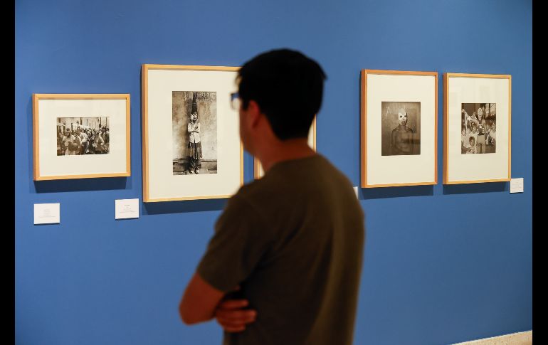 La muestra reúne alrededor de cien piezas, entre fotografías provenientes de la Colección y Archivo Fundación Televisa, dos pinturas de Sergio Arau de la Colección MUSA y documentos clave en la memoria visual y cultural del país. EL INFORMADOR / H. Figueroa