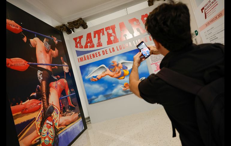 La muestra reúne alrededor de cien piezas, entre fotografías provenientes de la Colección y Archivo Fundación Televisa, dos pinturas de Sergio Arau de la Colección MUSA y documentos clave en la memoria visual y cultural del país. EL INFORMADOR / H. Figueroa