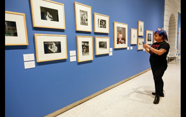 La muestra reúne alrededor de cien piezas, entre fotografías provenientes de la Colección y Archivo Fundación Televisa, dos pinturas de Sergio Arau de la Colección MUSA y documentos clave en la memoria visual y cultural del país. EL INFORMADOR / H. Figueroa
