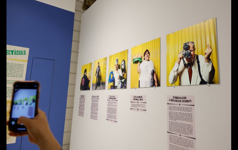 La muestra reúne alrededor de cien piezas, entre fotografías provenientes de la Colección y Archivo Fundación Televisa, dos pinturas de Sergio Arau de la Colección MUSA y documentos clave en la memoria visual y cultural del país. EL INFORMADOR / H. Figueroa