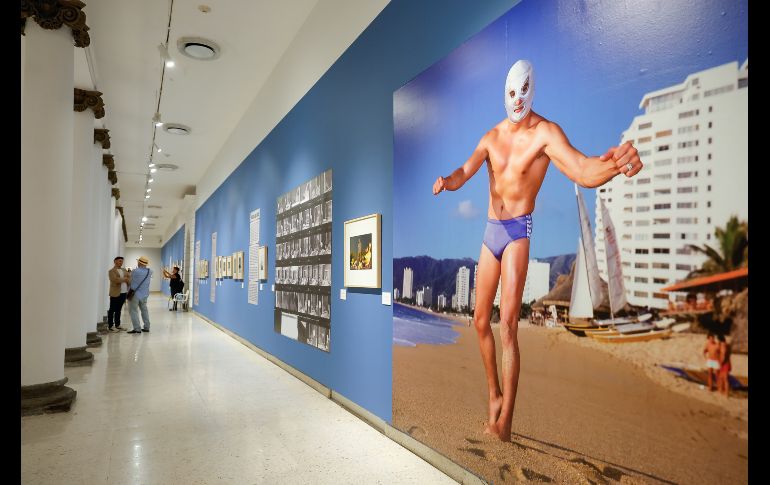 La muestra reúne alrededor de cien piezas, entre fotografías provenientes de la Colección y Archivo Fundación Televisa, dos pinturas de Sergio Arau de la Colección MUSA y documentos clave en la memoria visual y cultural del país. EL INFORMADOR / H. Figueroa