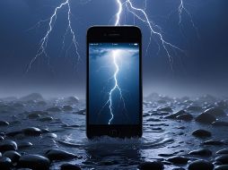 Los teléfonos con cable deben evitarse, ya que en caso de ser alcanzado por un rayo, la corriente viajará a través de la red de cobre y podría causarte daños físicos. CANVA/ ESPECIAL