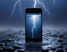 Los teléfonos con cable deben evitarse, ya que en caso de ser alcanzado por un rayo, la corriente viajará a través de la red de cobre y podría causarte daños físicos. CANVA/ ESPECIAL