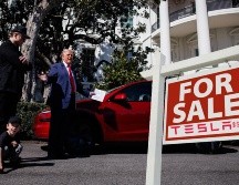 Donald Trump estaría buscando desacerse del Tesla que compró a Musk en marzo; incluso podría regalarlo. EFE / ARCHIVO