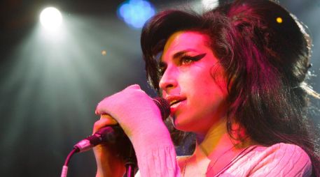 De voz portentosa y oscura, la diva del soul estuvo influenciada por la música de Billie Holiday y la estética de las pin-up girls. AP / ARCHIVO