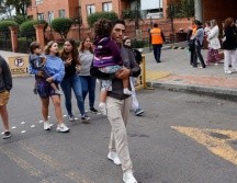 Personas salen de sus apartamentos tras un sismo de magnitud 6.5 este domingo, en Bogotá (Colombia). EFE/M. Dueñas Castañeda