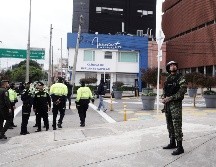 Un soldado que custodia la clínica donde el senador colombiano Miguel Uribe Turbay recibe atención médica tras un intento de asesinato. AP