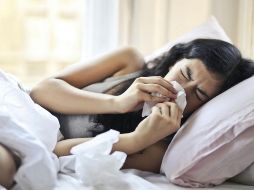 Los síntomas más comunes de un resfriado son congestión o goteo nasal, estornudos, tos y dolor de garganta.Pixabay