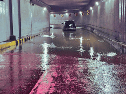 Los pasos a desnivel ubicados en Mariano Otero y Periférico y López Mateos y Periférico registraron inundaciones. ESPECIAL