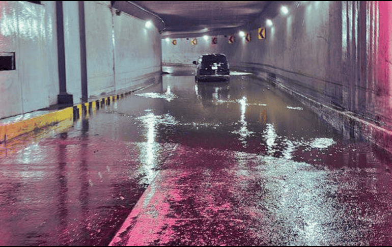 Los pasos a desnivel ubicados en Mariano Otero y Periférico y López Mateos y Periférico registraron inundaciones. ESPECIAL