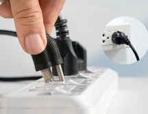 Aunque una chispa ocasional y leve puede ser inofensiva, también puede ser una advertencia temprana de un problema eléctrico más grave. CANVA