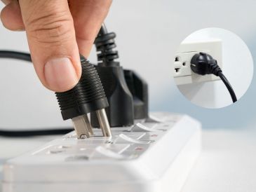 Aunque una chispa ocasional y leve puede ser inofensiva, también puede ser una advertencia temprana de un problema eléctrico más grave. CANVA