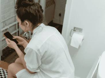 La mayoría de las personas tienden a ir al baño acompañadas del teléfono. Pexels