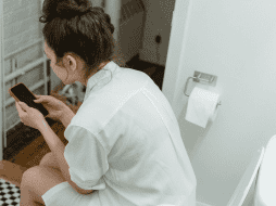 La mayoría de las personas tienden a ir al baño acompañadas del teléfono. Pexels