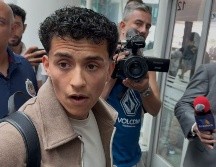 El exfutbolista del PSV viajó para reportarse con el equipo después de terminar su vínculo con el conjunto neerlandés. EL INFORMADOR.