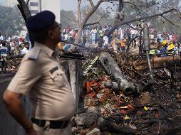 El Boeing 787-8 Dreamliner, con 230 pasajeros y 12 tripulantes, se dirigía a Londres cuando se precipitó a tierra minutos después de despegar. EFE/S. SOLANKI