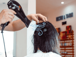 ¿Para qué sirve el aire frío de la secadora de cabello? UNSPLASH / N. FLOR