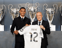 El futbolista inglés Trent Alexander-Arnold posa con la camiseta que lucirá como nuevo jugador del Real Madrid, acompañado del presidente del equipo, Florentino Pérez. EFE/ Real Madrid