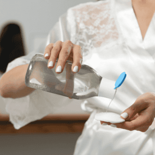 Conoce el agua micelar, sus usos más comunes y efectos secundarios