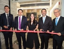 Luis Alberto García, Ricardo García, Johana J. Garnica, Manuel Solano y Jorge Jiménez en el corte de listón del nuevo Instituto Oncológico Nacional en Colomos Providencia. GENTE BIEN JALISCO / A. Martínez