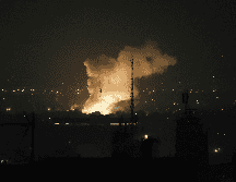 Una columna de humo después de una explosión en Teherán, Irán, el viernes 13 de junio de 2025. AP/ V. Salemi.