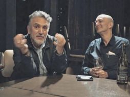 Escena de “Molusco” donde vemos charlar a Trino Camacho (izquierda) con Jis (derecha). CORTESÍA