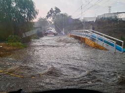 El cruce de Parres Arias y Las Torres quedó inundado por la tormenta. ESPECIAL