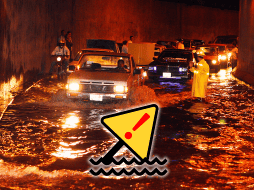 Especialmente debe restringirse, de inmediato, la circulación en los pasos a desnivel de 8 de Julio y Washington y el de Niños Héroes e Inglaterra. EL INFORMADOR / ARCHIVO