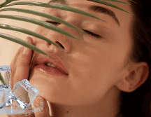 El hielo no elimina arrugas de forma permanente, pero puede mejorar temporalmente la apariencia de la piel, haciéndola lucir más firme y fresca.  CANVA