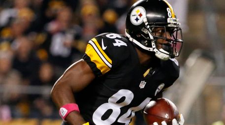 El exreceptor de los Steelers, Antonio Brown enfrenta una orden de arresto por intento de asesinato. AP / ARCHIVO