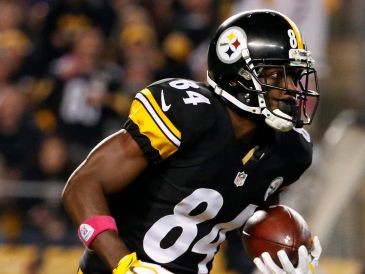 El exreceptor de los Steelers, Antonio Brown enfrenta una orden de arresto por intento de asesinato. AP / ARCHIVO