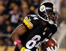 El exreceptor de los Steelers, Antonio Brown enfrenta una orden de arresto por intento de asesinato. AP / ARCHIVO