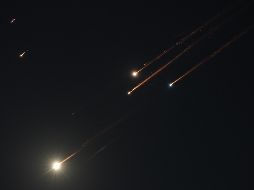 Según las imágenes en directo de la ciudad israelí y los reportes de medios de Israel, al menos un proyectil impactó en Tel Aviv. EFE/A. SAFADI