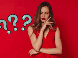 Diversos estudios han demostrado que quienes visten de rojo son percibidos como más atractivos y seguros de sí mismos. FREEPIK / CANVA