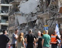 Residentes de Ramat Gan, cerca de Tel Aviv, miran un edificio residencial dañado tras un ataque con misiles balísticos. EFE/A. Sultan