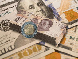 Al menudeo, el dólar se terminó vendiendo ayer en 19.42 pesos en las sucursales de Banamex, cuatro centavos más que el jueves. ESPECIAL / CANVA