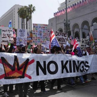 Protestan contra Trump en su cumpleaños (FOTOS)