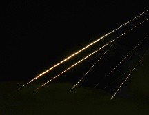 Estelas de proyectiles iraníes iluminan el cielo visto desde el norte de Israel, el sábado 14 de junio de 2025. AP / Ariel Schalit