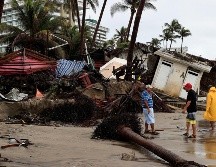 Personas observan los daños causados por la tormenta tropical Dalila en Acapulco, Guerrero, tras fuertes lluvias y oleaje intenso. EFE/D. Guzmán