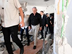 Benjamín Netanyahu visita este domingo el lugar en el que un misil balístico iraní impactó anoche contra un edificio en la urbe de Bat Yam, en los suburbios de Tel Aviv. EFE/Oficina de Netanyahu