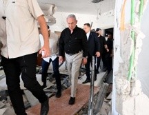Benjamín Netanyahu visita este domingo el lugar en el que un misil balístico iraní impactó anoche contra un edificio en la urbe de Bat Yam, en los suburbios de Tel Aviv. EFE/Oficina de Netanyahu