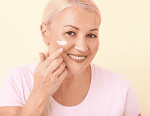 En pieles grasas o con tendencia al acné, algunas cremas con vitamina E pueden sentirse densas, por lo que se recomienda optar por fórmulas ligeras, no comedogénicas y preferiblemente en gel o sérum. CANVA