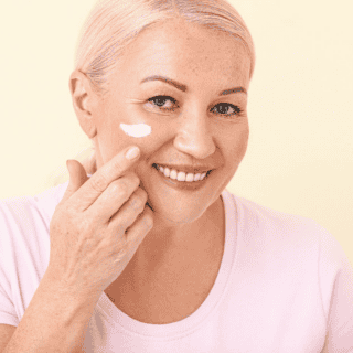 El momento ideal del día para aplicar crema con vitamina E en tu rostro