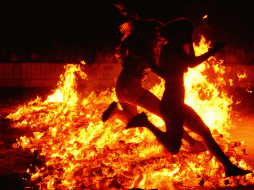 El fuego sigue siendo el elemento central de la celebración. ESPECIAL